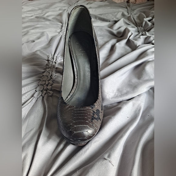 Tory Burch Leather Snakeprint Heels Size 5.5 - Picture 6 of 10